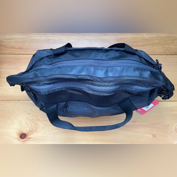 NWT The North Face Apex Gym Duffel Bag Black 31.5L New with Original Hangtag! - Picture 3 of 7